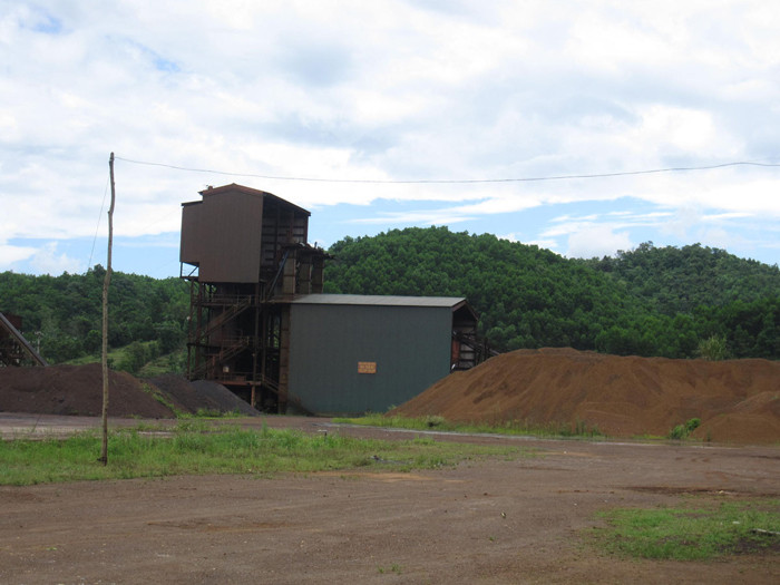 Từng đống quặng sắt của Cty Sắt Vũ Quang khai thác ra không tiêu thụ được. Ảnh: Minh Thùy