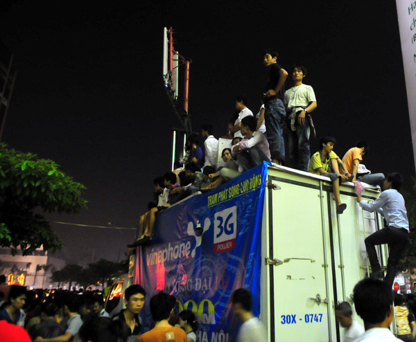 Hàng chục người ngất vì chen xem pháo hoa ảnh 2