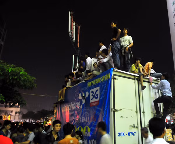 Hàng chục người ngất vì chen xem pháo hoa ảnh 2