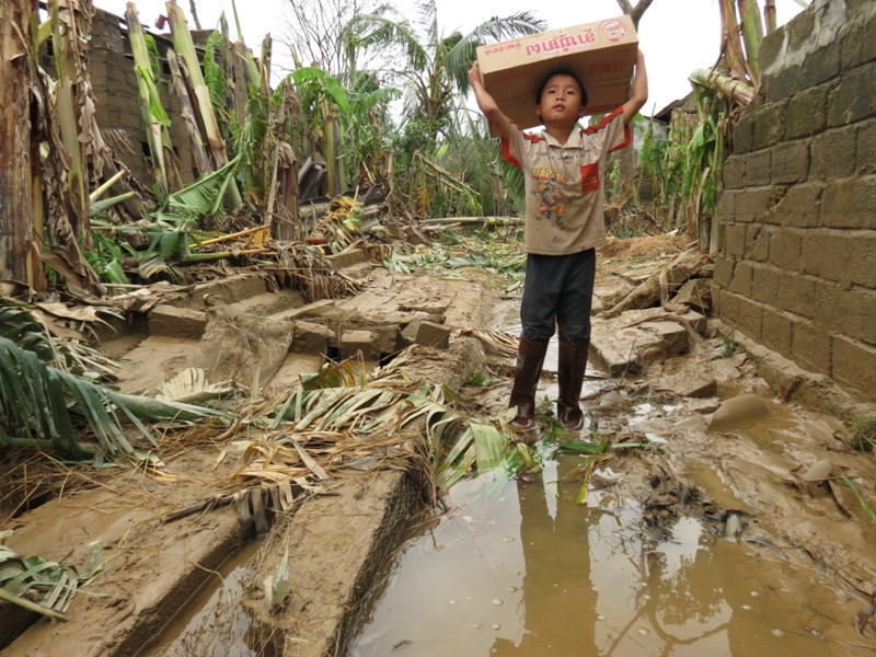 Những gói mì tôm, nước khoáng đã giúp người dân vùng lốc xoáy cầm hơi