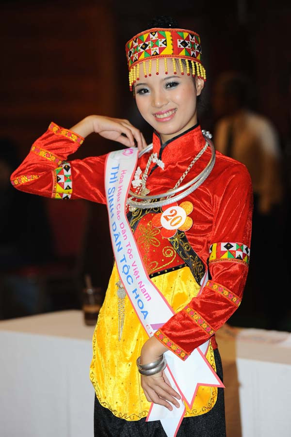 Thí sinh Lưu Thị Huệ (SBD 20 ) dân tộc Hoa rực rỡ với bộ trang phục đỏ. Thí sinh Lưu Thị Huệ (SBD 20 ) dân tộc Hoa rực rỡ với bộ trang phục mầu đỏ