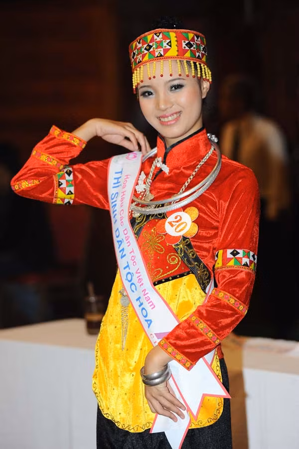 Thí sinh Lưu Thị Huệ (SBD 20 ) dân tộc Hoa rực rỡ với bộ trang phục mầu đỏ