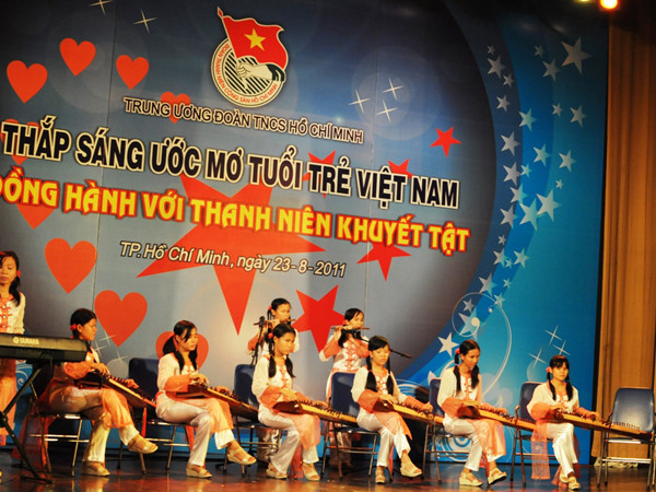 Thanh niên khiếm thị trình diễn tại chương trình . Thanh niên khiếm thị trình diễn tại chương trình