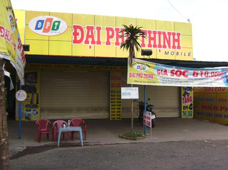 Cửa hàng bán điện thoại di động của ông Dũng đóng cửa (chụp chiều 6-12)