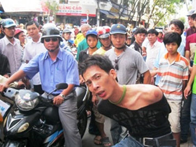 Một tên cướp bị “hiệp sĩ” TPHCM tóm gọn giữa dòng người đông đúc. Một tên cướp bị “hiệp sĩ” TPHCM tóm gọn giữa dòng người đông đúc