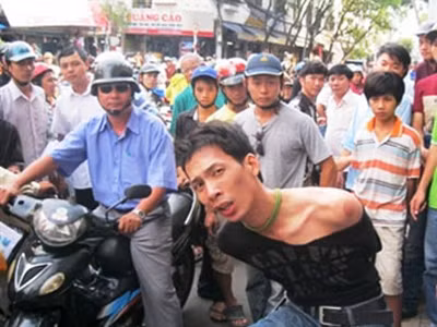 Một tên cướp bị “hiệp sĩ” TPHCM tóm gọn giữa dòng người đông đúc