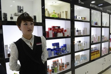 Nhiều nhãn hiệu mỹ phẩm nổi tiếng thế giới đã xuất hiện trong một số cửa hàng ở Triều Tiên, như tại trung tâm giải trí Haedanghwa ở thủ đô Bình Nhưỡng của Triều Tiên.
