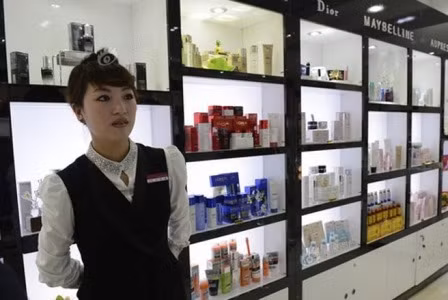 Nhiều nhãn hiệu mỹ phẩm nổi tiếng thế giới đã xuất hiện trong một số cửa hàng ở Triều Tiên, như tại trung tâm giải trí Haedanghwa ở thủ đô Bình Nhưỡng của Triều Tiên.