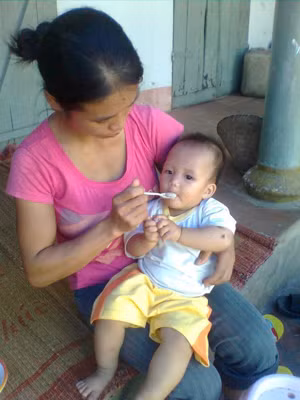 Cháu Trang được vợ anh Quân chăm sóc