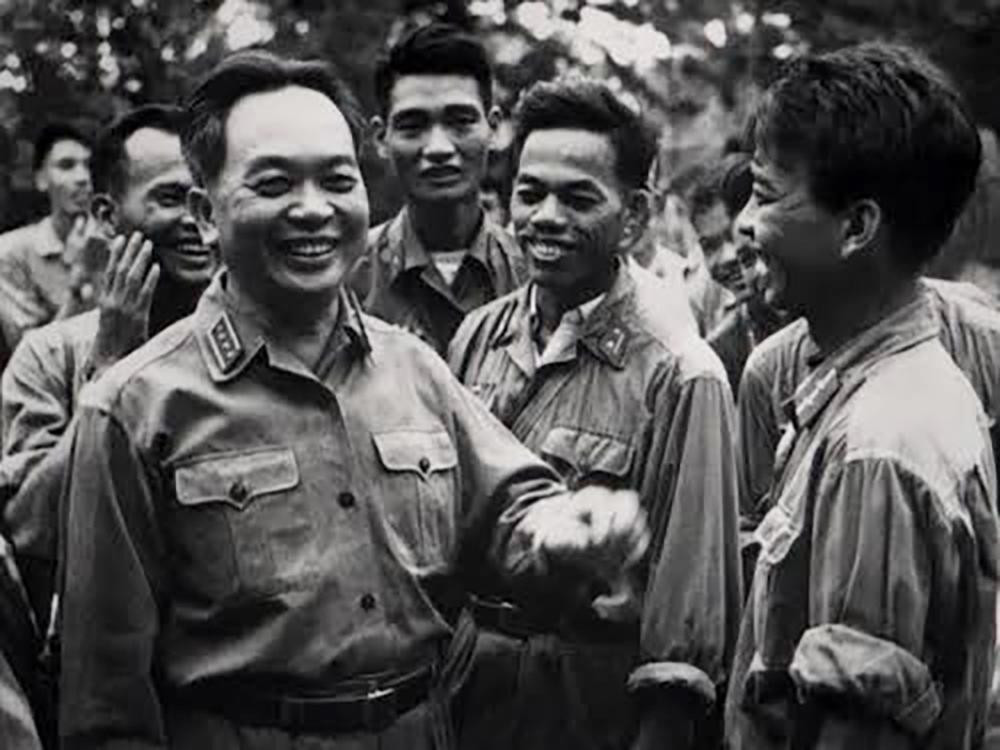 Đại tướng Võ Nguyên Giáp (trái) năm 1968. Ảnh:AFP