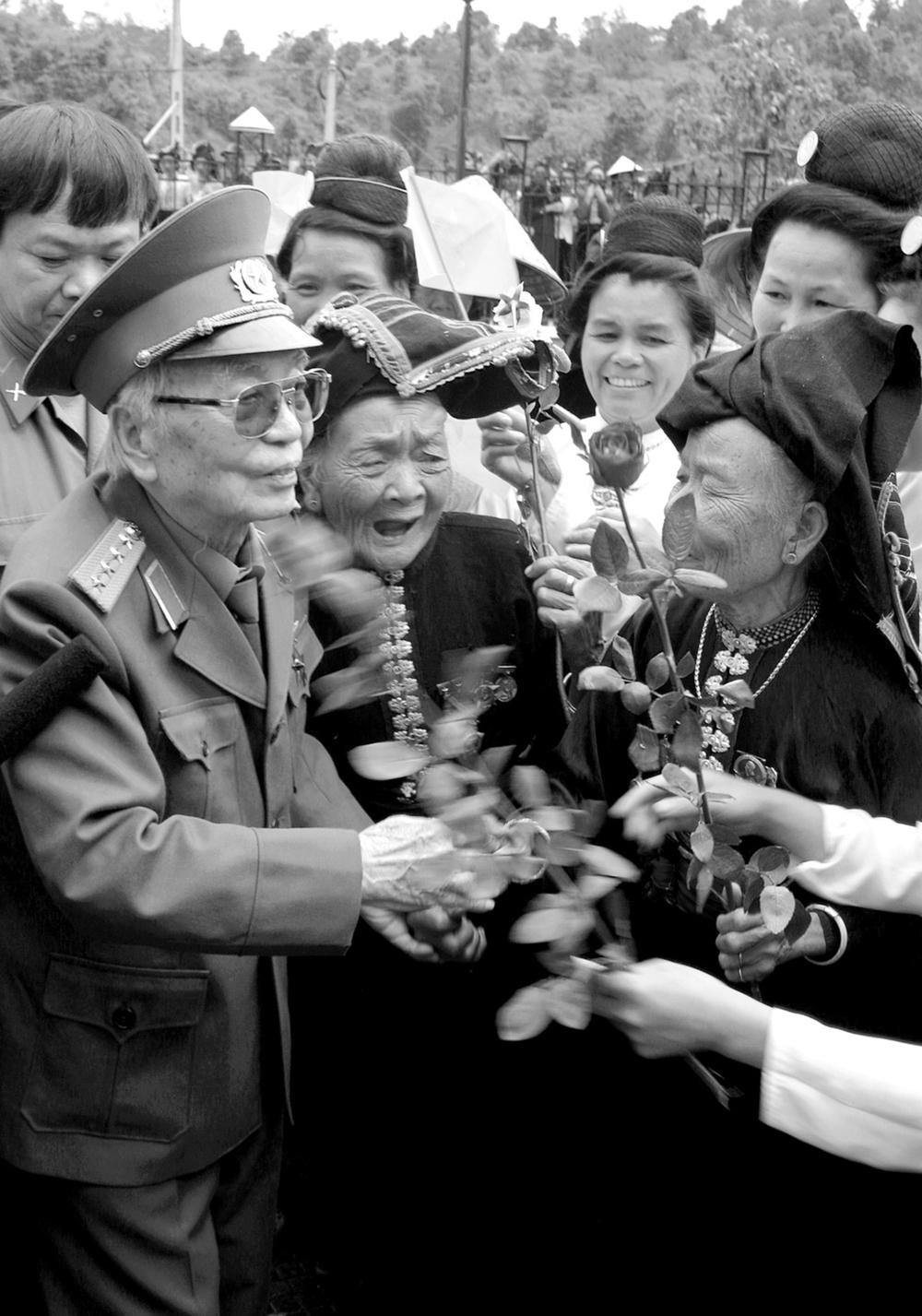 Đại tướng Võ Nguyên Giáp với đồng bào Mường Phăng ngày 19/4/2004 - Ảnh: Nguyễn Đình Toán