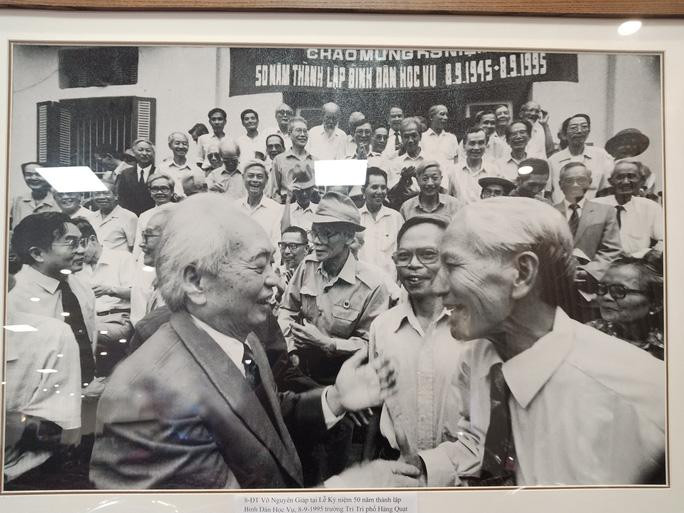 Đại tướng Võ Nguyên Giáp tại một lễ kỷ niệm (ảnh chụp lại từ tác phẩm trong triển lãm của tác giả Nguyễn Đình Toán)