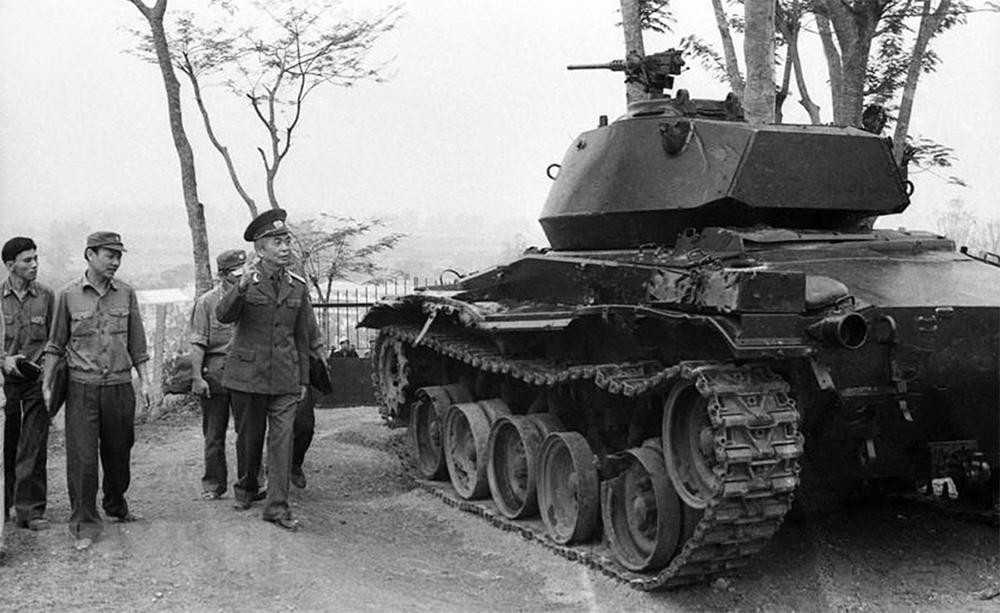 Nhân dịp kỷ niệm 30 năm chiến thắng Điện Biên Phủ, Đại tướng Võ Nguyên Giáp lên thăm Điện Biên từ 2-5/5/1984. Ảnh: TTXVN