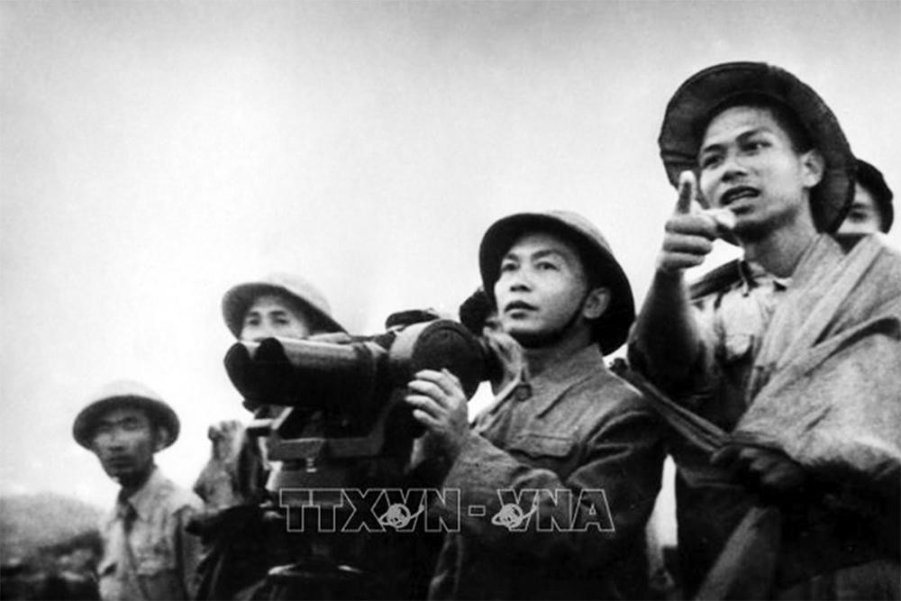 Đại tướng Võ Nguyên Giáp quan sát trận địa Điện Biên Phủ lần cuối trước khi phát lệnh nổ súng tấn công. Ảnh tư liệu TTXVN Chủ tịch Hồ Chí Minh và Đại tướng Võ Nguyên Giáp thăm bộ đội diễn tập năm 1957. Ảnh: Tư liệu BTHCM