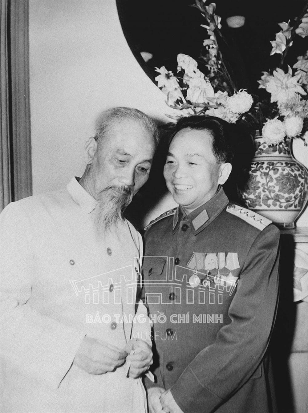 Chủ tịch Hồ Chí Minh và Đại tướng Võ Nguyên Giáp vào ngày 22/12/1962. Ảnh: Tư liệu BTHCM