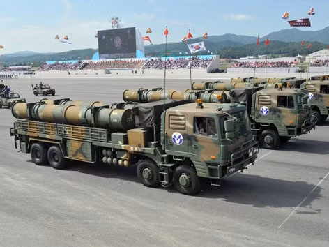 Tên lửa hành trình Hyeonmun-3 (có khả năng tấn công nhanh Triều Tiên) trong lễ diễu binh hôm qua tại Seoul . Ảnh: Jung Yeon-Je