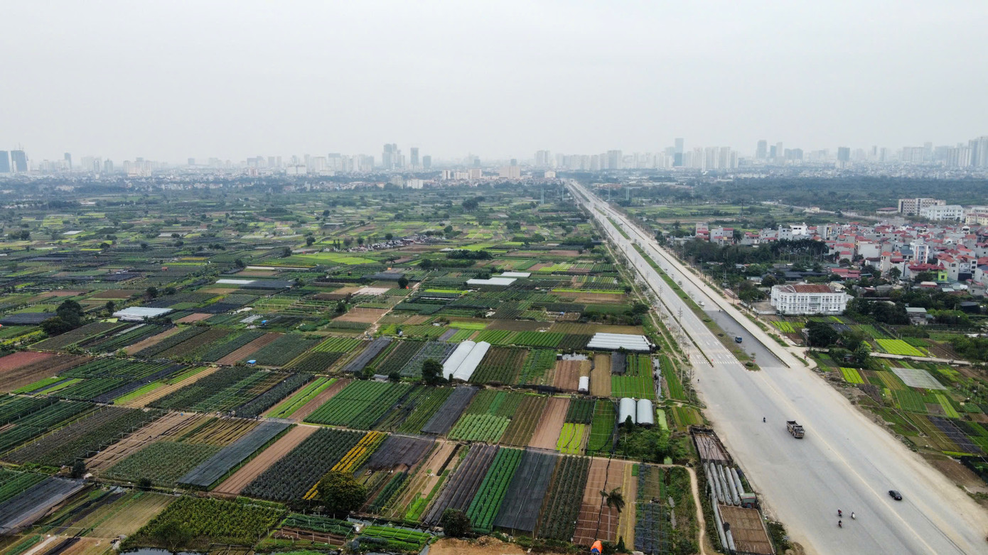 Cùng với đó, trong quá trình triển khai thực hiện có một số thay đổi và thiếu đồng bộ về quy định của pháp luật liên quan (Luật Đầu tư, Luật Đất đai, Luật Quy hoạch đô thị, Luật Xây dựng) đã ảnh hưởng đến tiến độ dự án.