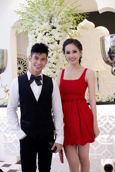 Mai Phương Thúy chụp ảnh cùng diễn viên, ca sĩ Hồ Vĩnh Khoa tại sự kiện