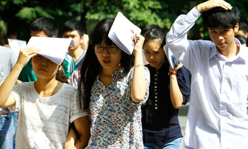 Thí sinh ở Hà Nội mệt mỏi vì nắng nóng. Ảnh: Như Ý