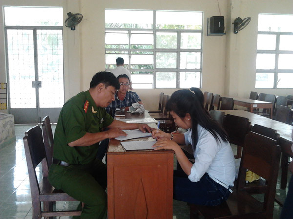 Nguyễn Thị Trâm đang xin làm lại giấy CMND tại cơ quan công an. Nguyễn Thị Trâm đang xin làm lại giấy CMND tại cơ quan công an