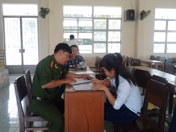 Nguyễn Thị Trâm đang xin làm lại giấy CMND tại cơ quan công an