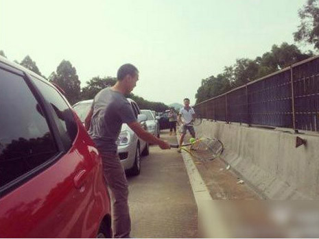 Chơi cầu lông chờ thông đường