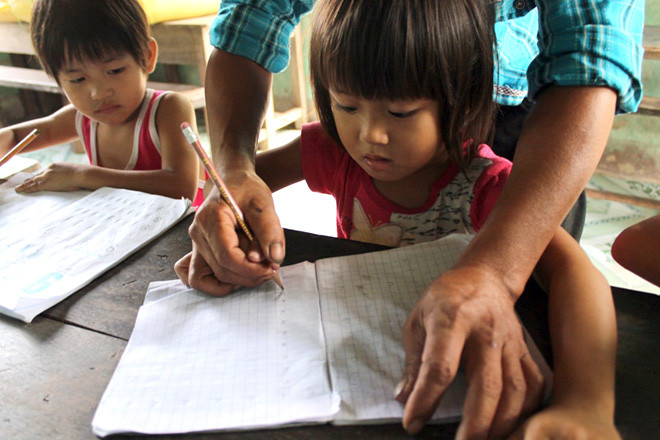 Bàn tay nắm lấy bàn tay, gò từng con chữ