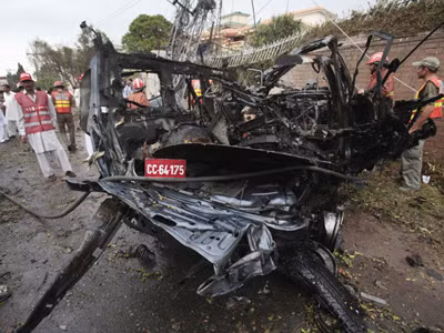 Hiện trường vụ đánh bom đẫm máu tại tòa Tổng lãnh sự quán Mỹ ở Peshawar, Pakistan. Ảnh: AP