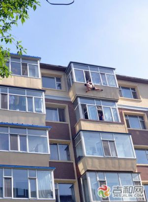 Người vợ đã phải cố gắng giữ chân chồng trong khoảng 10 phút. Sau đó, được sự trợ giúp của cảnh sát và những người hàng xóm, người chồng đã được kéo lên an toàn