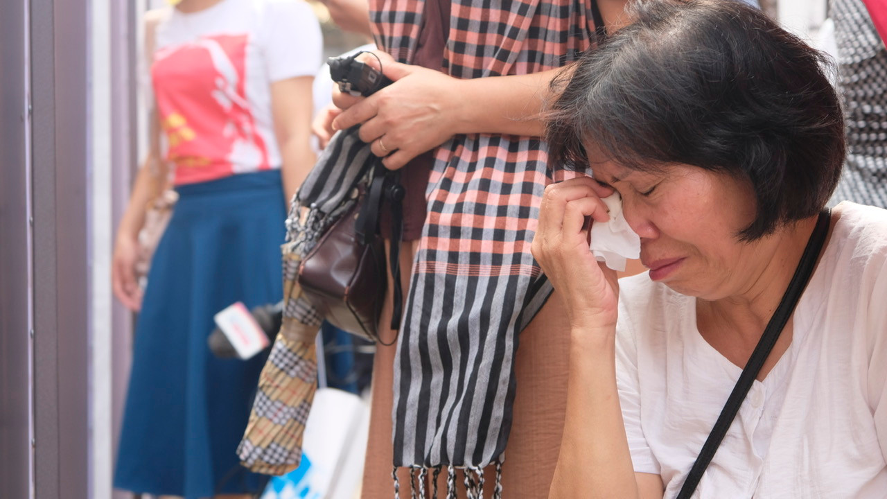 Con gái của nhà báo Lê Văn Ba - từng công tác tại báo Tiền Phong xúc động khi nhìn thấy kỷ vật của ông tại không gian trưng bày Sông Hồng cuộn sóng. Ảnh: Châu Linh.