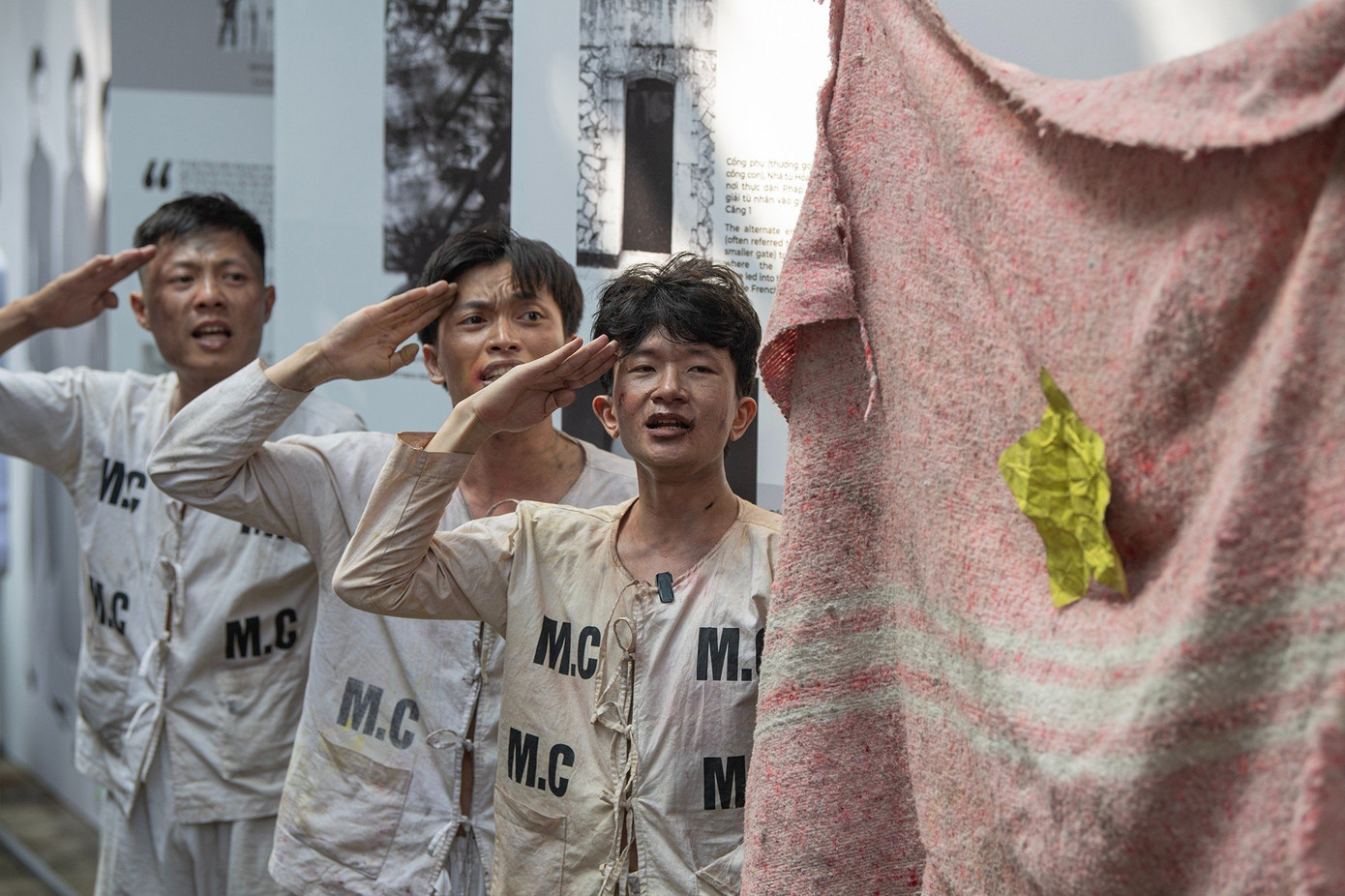 Hoạt cảnh tái hiện hoạt động chào cờ của tù chính trị Nhà tù Hoả Lò. Ảnh: Mạnh Quân.
