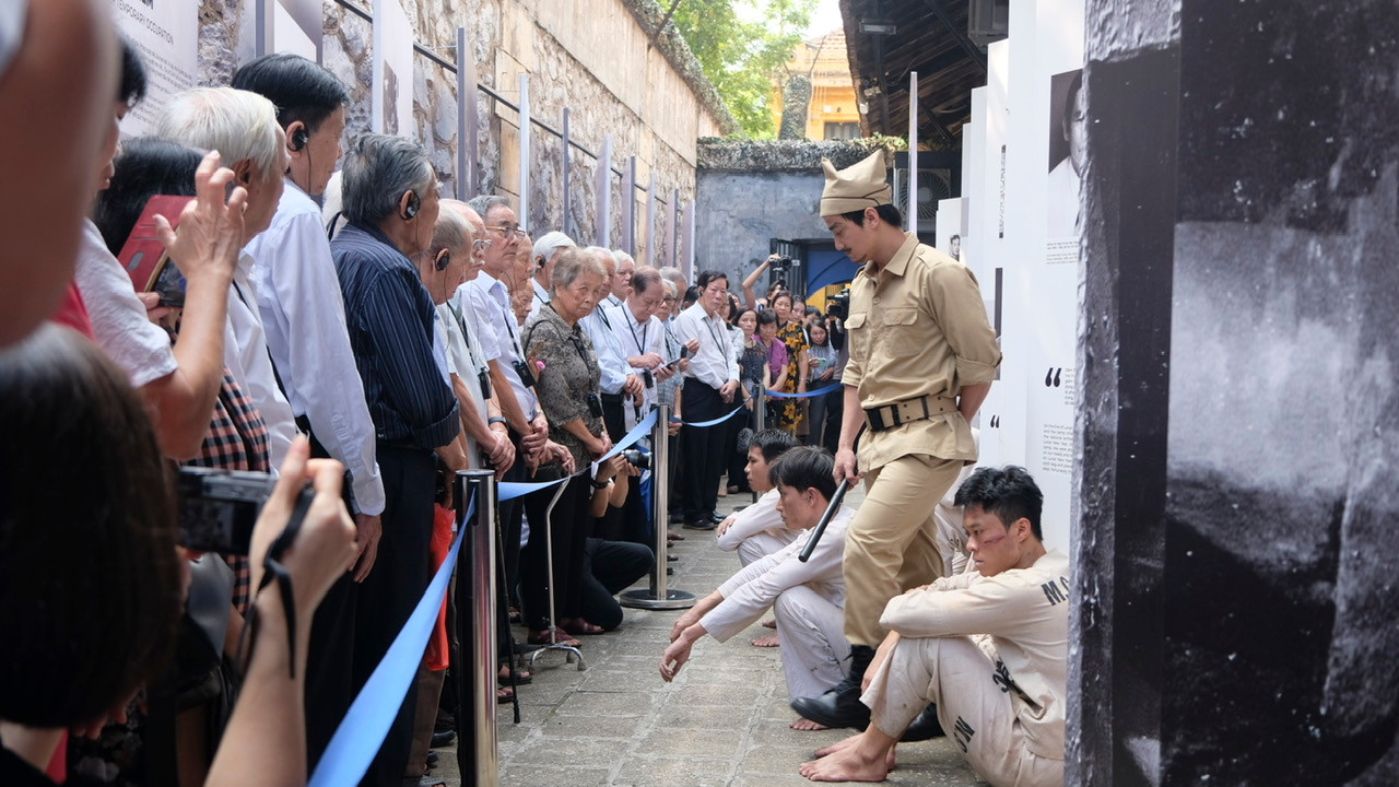 Các nhà lão thành cách mạng xem hoạt cảnh về tù chính trị tại không gian trưng bày. Ảnh: Châu Linh.