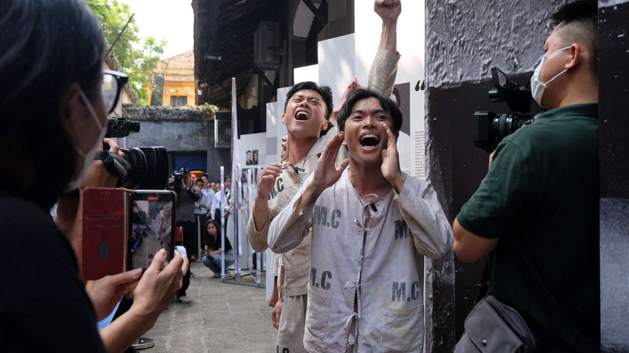 Hoạt cảnh ngắn diễn ra tại không gian trưng bày đã thêm một lần nữa gợi về ký ức gian khổ trong thời chiến của tù chính trị. Ảnh: Châu Linh.