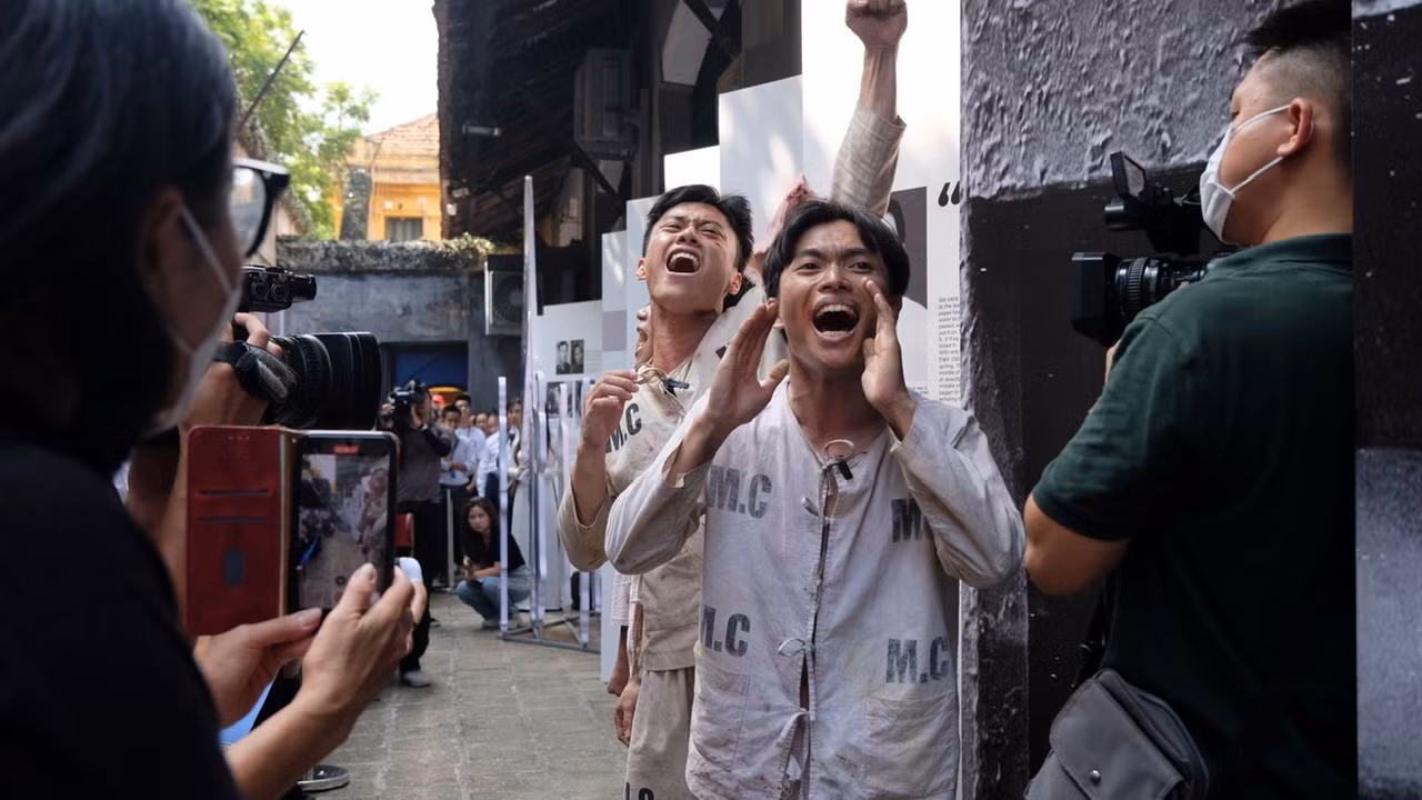 Hoạt cảnh ngắn diễn ra tại không gian trưng bày đã thêm một lần nữa gợi về ký ức gian khổ trong thời chiến của tù chính trị. Ảnh: Châu Linh.
