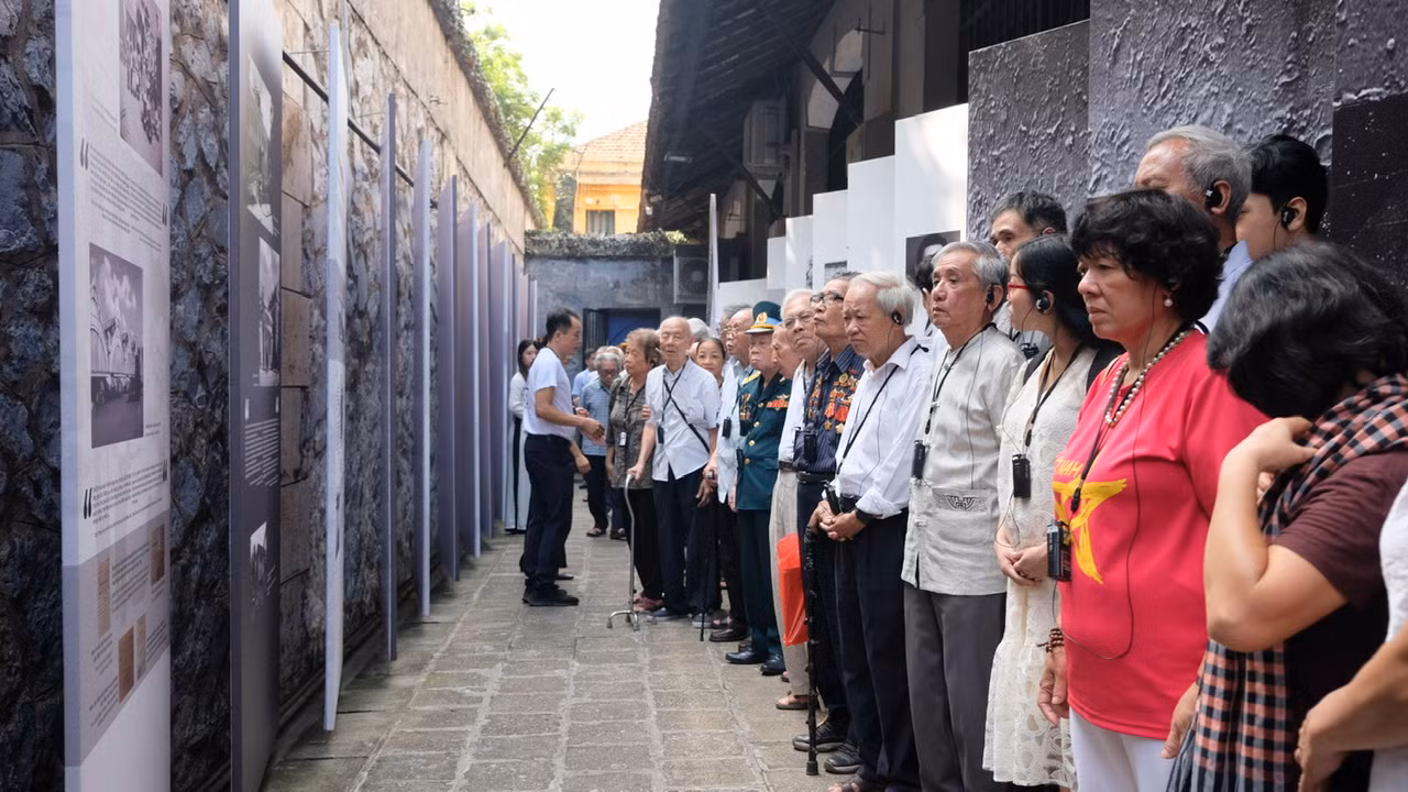 Nội dung trưng bày Trường kỳ kháng chiến kể về những năm 1947- 954, học sinh kháng chiến chung sức đồng lòng, làm dấy lên phong trào đấu tranh mạnh mẽ, sôi nổi với nhiều hình thức. Ảnh: Châu Linh.