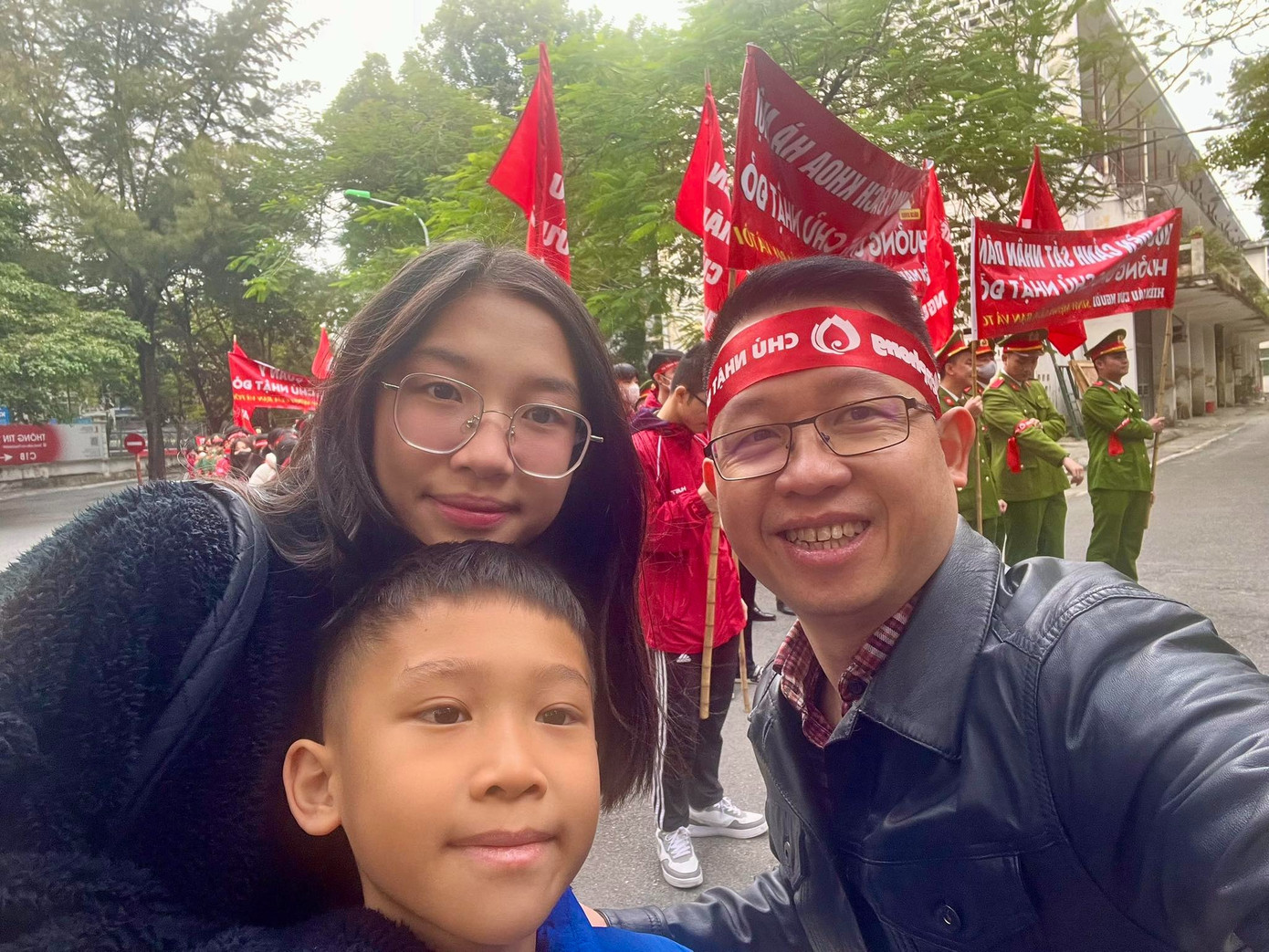 Hình ảnh ba cha con anh Lê Minh Tuấn hưởng ứng Ngày hội chính Chủ Nhật Đỏ tại Đại học Bách Khoa lần thứ 16.