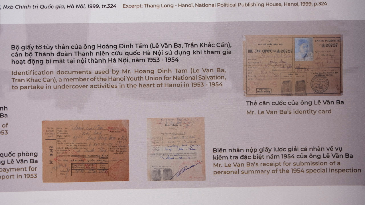 Con gái của nhà báo Lê Văn Ba - từng công tác tại báo Tiền Phong xúc động khi nhìn thấy kỷ vật của ông tại không gian trưng bày Sông Hồng cuộn sóng. Ảnh: Châu Linh.