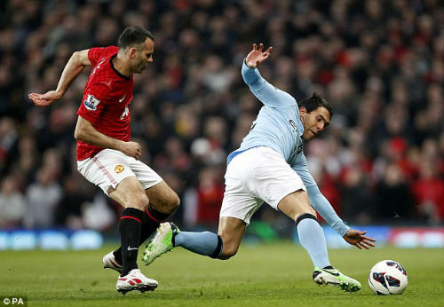 Pha tranh bóng quyết liệt giữa Ryan Giggs và Tevez