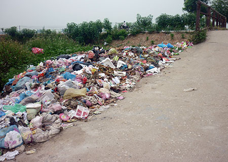 Rác thải khắp nơi trong thôn. Rác thải khắp nơi trong thôn