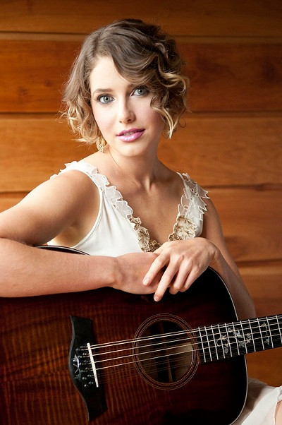 Caroline Jones, con gái của doanh nhân tỉ phú người Mỹ - Paul Tudor Jones II. Caroline Jones, con gái của doanh nhân tỉ phú người Mỹ - Paul Tudor Jones II. Giá trị tài sản thừa kế: 3,7 tỉ đô la. Caroline không chỉ xinh đẹp, giàu có mà còn tài năng, cô là ca sĩ kiêm nhạc sĩ đầy triển vọng