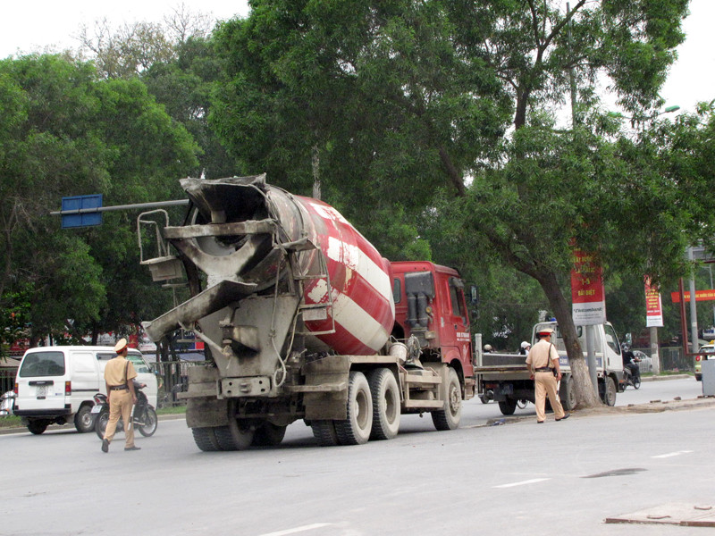 Tuy nhiên, không phải để dẹp bãi đỗ xe này mà để bắt các phương tiện khác vi phạm như xe bồn