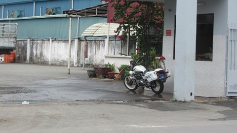 Giờ làm việc nhưng trưa 22/4, mô tô đặc chủng (51A1 – 0566) của Đội CSGT Tân Phú lại nằm trong một doanh nghiệp ở khu CN Tân Bình (ảnh: N.D) 