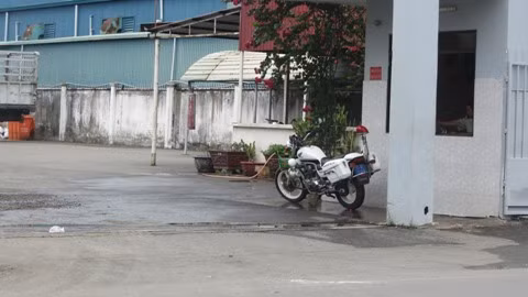 Giờ làm việc nhưng trưa 22/4, mô tô đặc chủng (51A1 – 0566) của Đội CSGT Tân Phú lại nằm trong một doanh nghiệp ở khu CN Tân Bình (ảnh: N.D) 