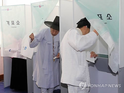 Các cử tri vào vị trí lựa chọn ứng cử viên 