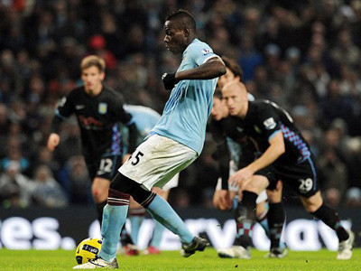 Mario Balotelli vắng mặt một tháng khiến HLV Mancini lo lắng 