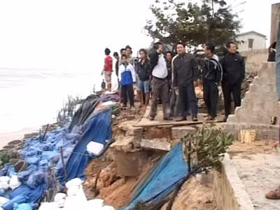 Bao cát và cọc tre không thể chặn sóng dữ. Ảnh: H.N. Bao cát và cọc tre không thể chặn sóng dữ. Ảnh: H.N