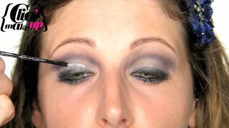 Kết quả cuối cùng Sau khi sử lí lớp phấn nền và phủ nhẹ nhàng, bạn chú ý tâm điểm vào đôi mắt Kết thúc cho đôi mắt là một chút má hồng cam nhẹ Và một chút son môi màu nude, hoặc hồng nhạt tự nhiên