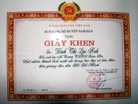 Lan Anh được Bí thư Huyện ủy Nam Đàn tặng Giấy khen
