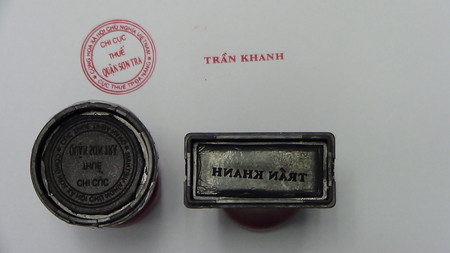 Con dấu tròn và tên Chi cục trưởng thuế quận Sơn Trà bị làm giả từ nước ngoài tuồn vào Việt Nam - ảnh cơ quan hải quan cung cấp
