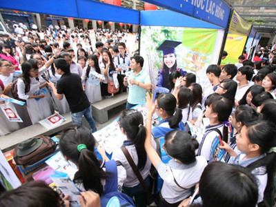 Học sinh Đồng Nai háo hức tham gia chương trình Tư vấn mùa thi của Báo Thanh Niên tổ chức. Ảnh: Đào Ngọc Thạch